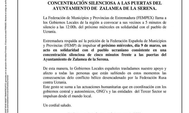 Concentración silenciosa a las puertas del Ayuntamiento de Zalamea de la Serena en solidaridad con el pueblo de Ucrania.