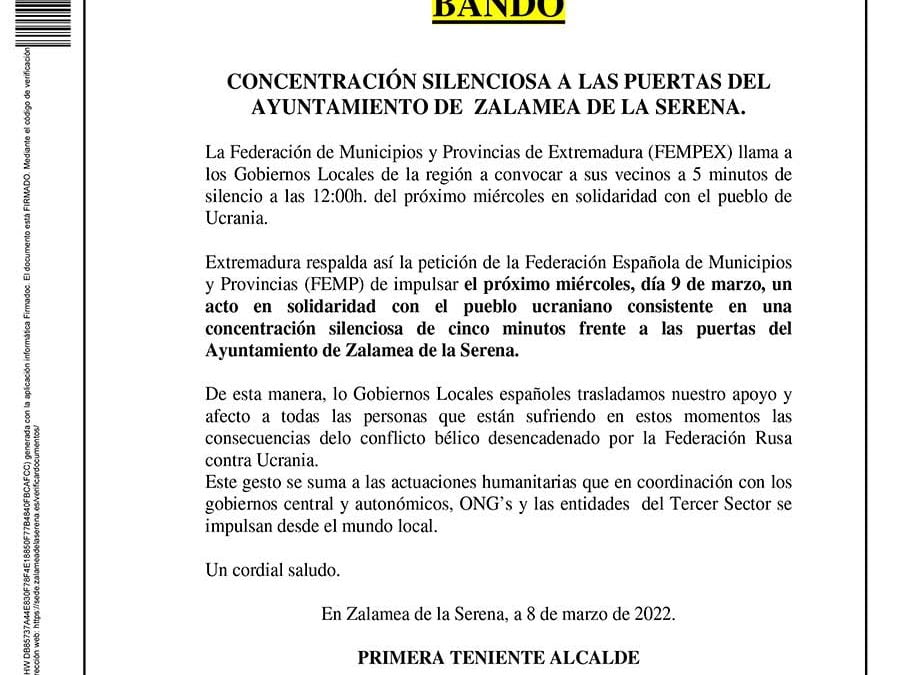 Concentración silenciosa a las puertas del Ayuntamiento de Zalamea de la Serena en solidaridad con el pueblo de Ucrania.