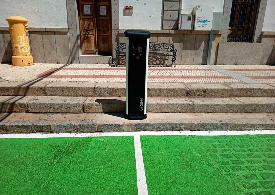 Zalamea de la Serena impulsa la movilidad sostenible con un nuevo punto de recarga para vehículos eléctricos gracias al Plan MOVES III