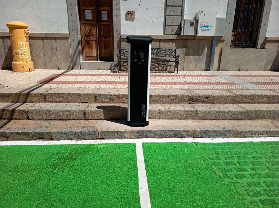 Zalamea de la Serena impulsa la movilidad sostenible con un nuevo punto de recarga para vehículos eléctricos gracias al Plan MOVES III